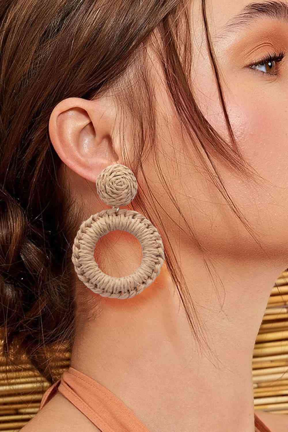 Boucles d'oreilles pendantes en forme d'herbe de raphia de forme ronde