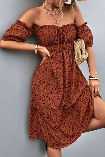 Vestido con hombros descubiertos y ribete de volantes fruncidos con estampado floral de florecitas