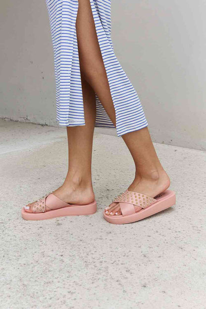 Sandales cloutées à brides croisées Forever Link - Blush