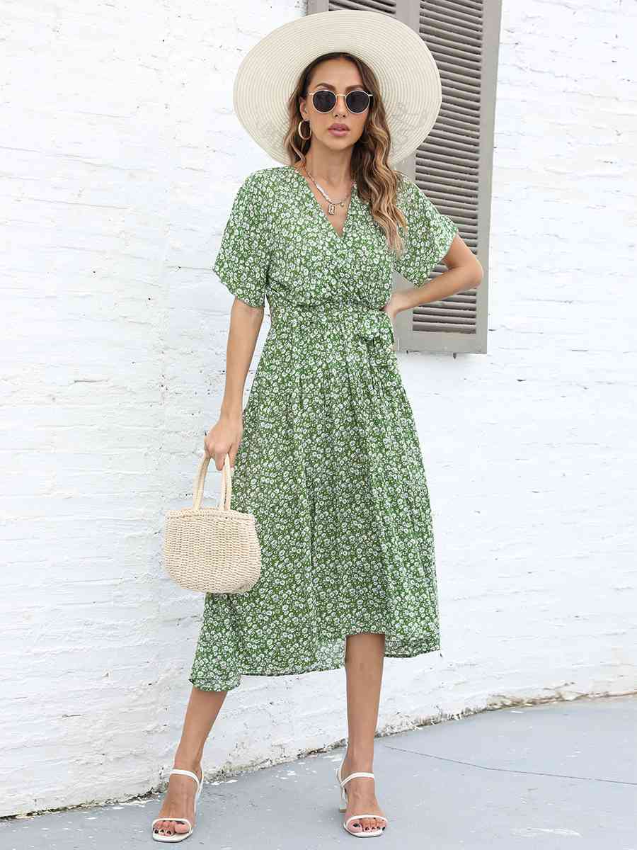 Robe à petites fleurs et col en V à manches courtes et à la taille nouée