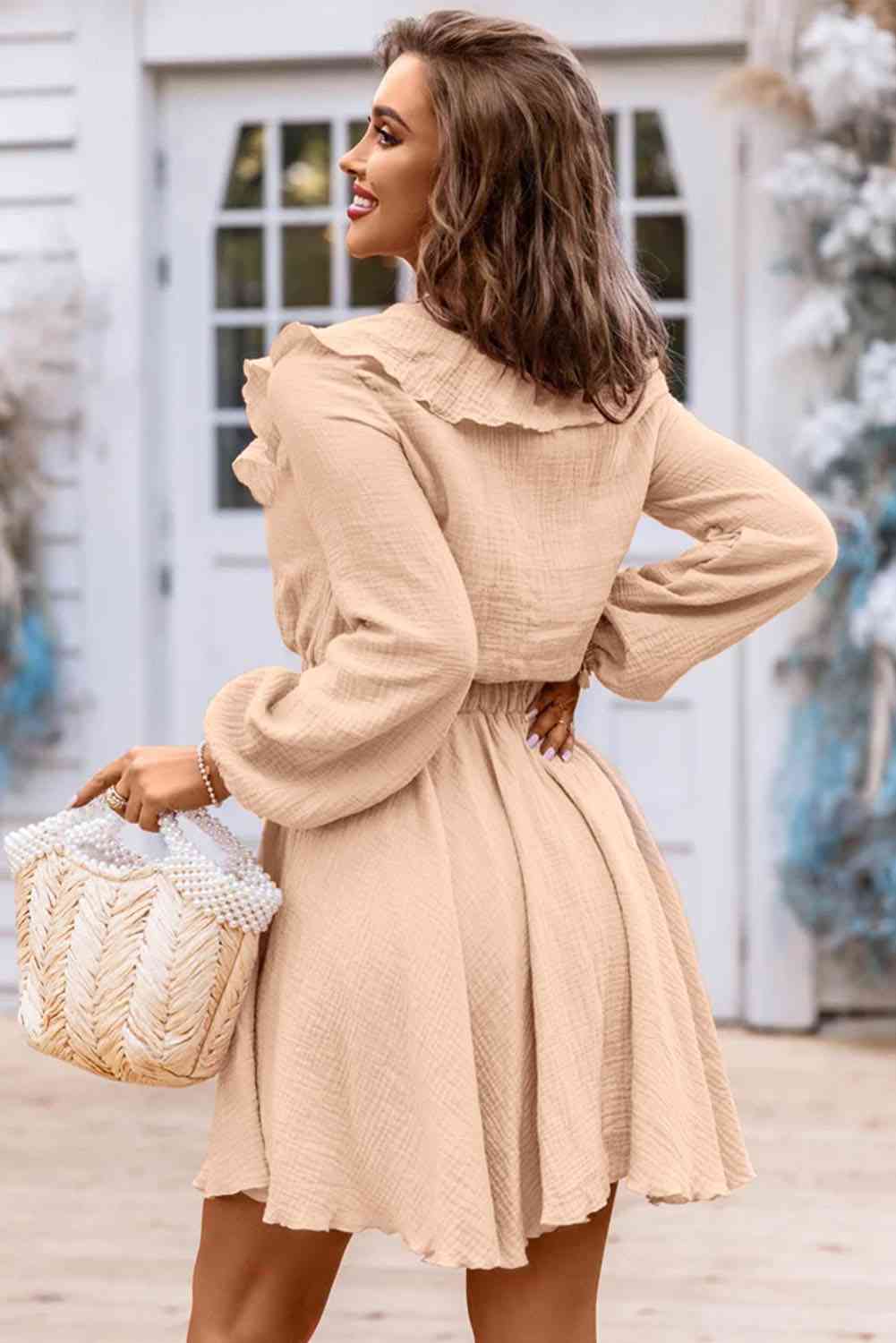 Mini-robe à manches longues et col en V avec bordure à volants