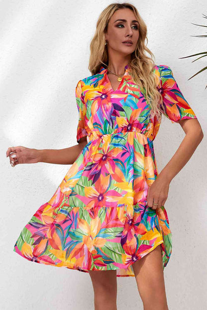 Vestido floral de manga corta con cuello con muescas