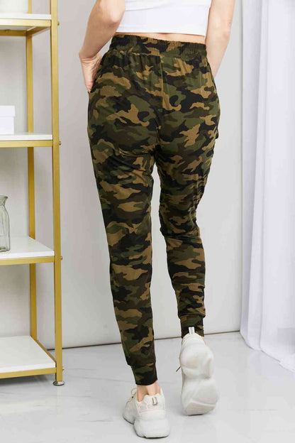 Leggings Depot Joggers de cintura con cordón de camuflaje de tamaño completo