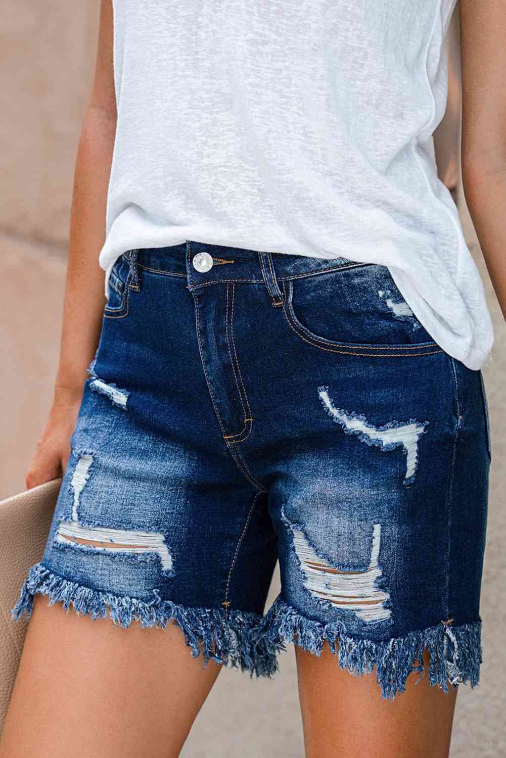 Short en jean effet vieilli à ourlet effiloché