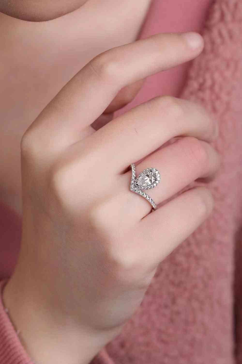 Bague en forme de larme moissanite de 2 carats