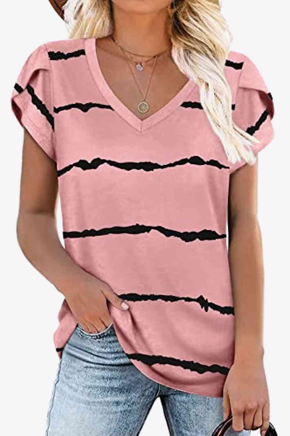 Blusa estampada con cuello en V y mangas de pétalos