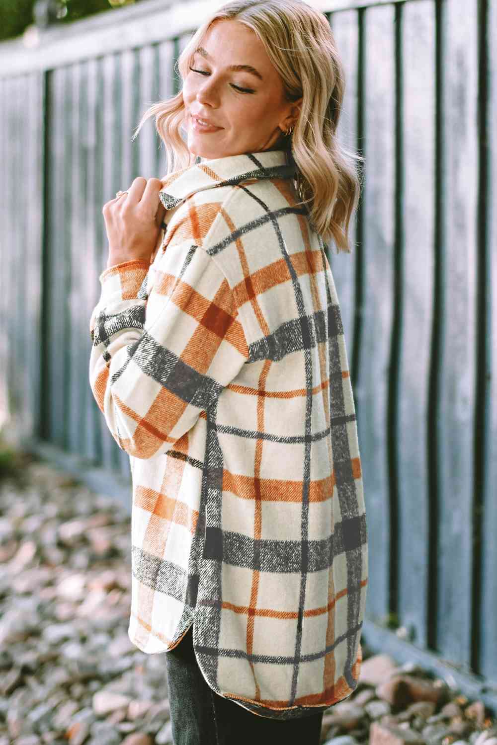 Chaqueta con botones a presión y cuello con cuello a cuadros