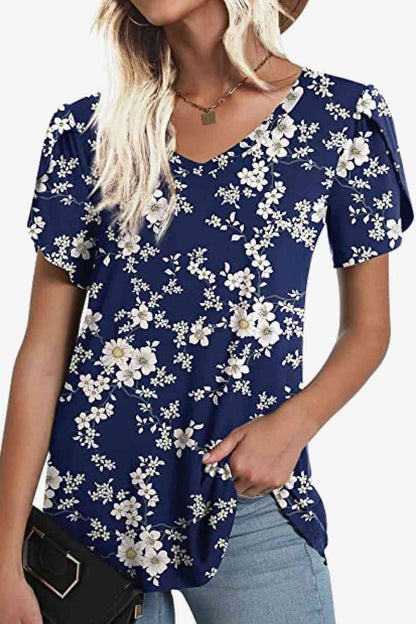 Blusa estampada con cuello en V y mangas de pétalos