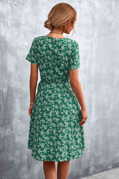 Robe fleurie à manches flottantes et col surplis