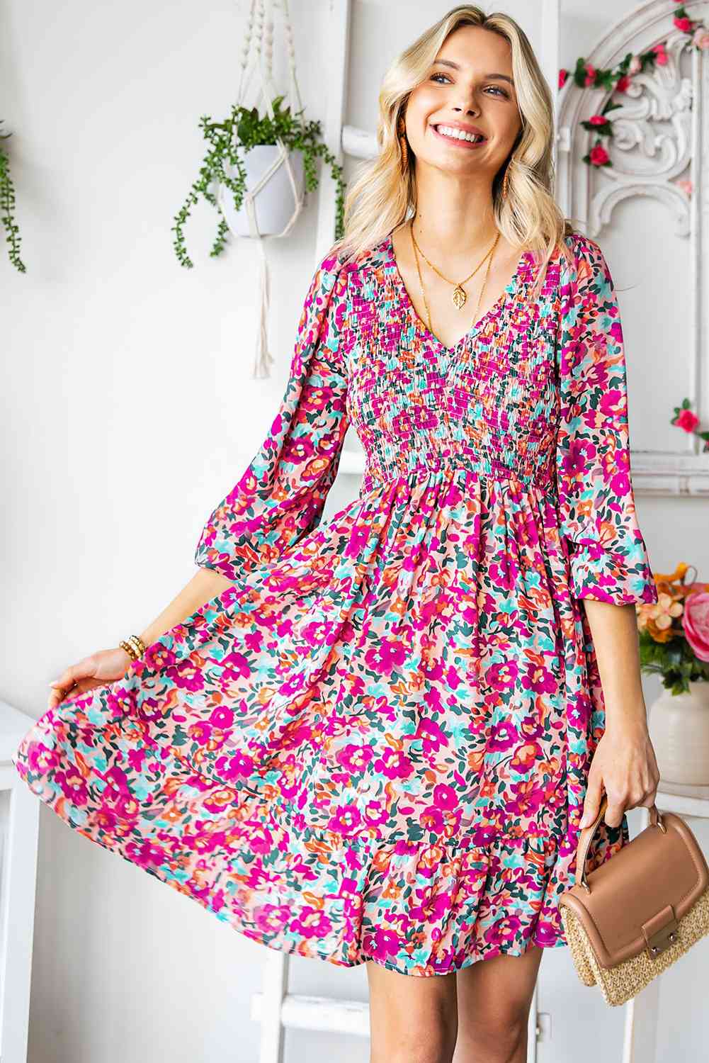 Vestido floral fruncido con cuello en V y mangas con volantes