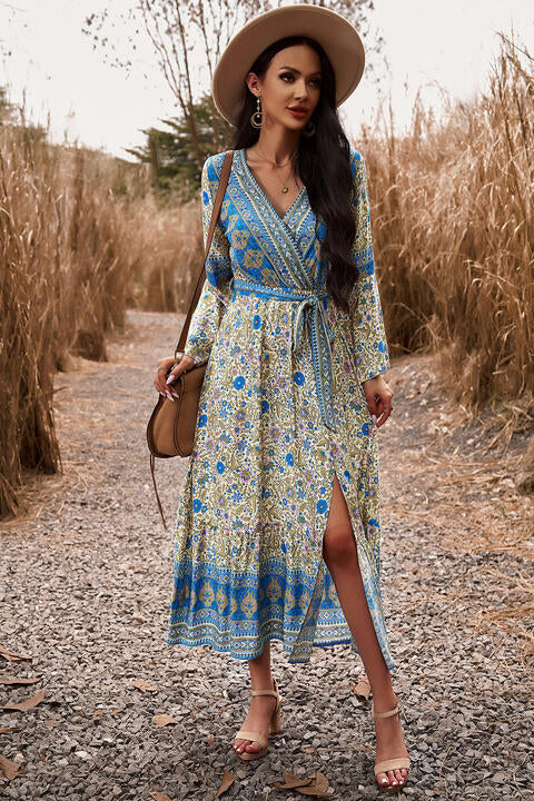 Vestido bohemio con abertura y cuello sobrepelliz