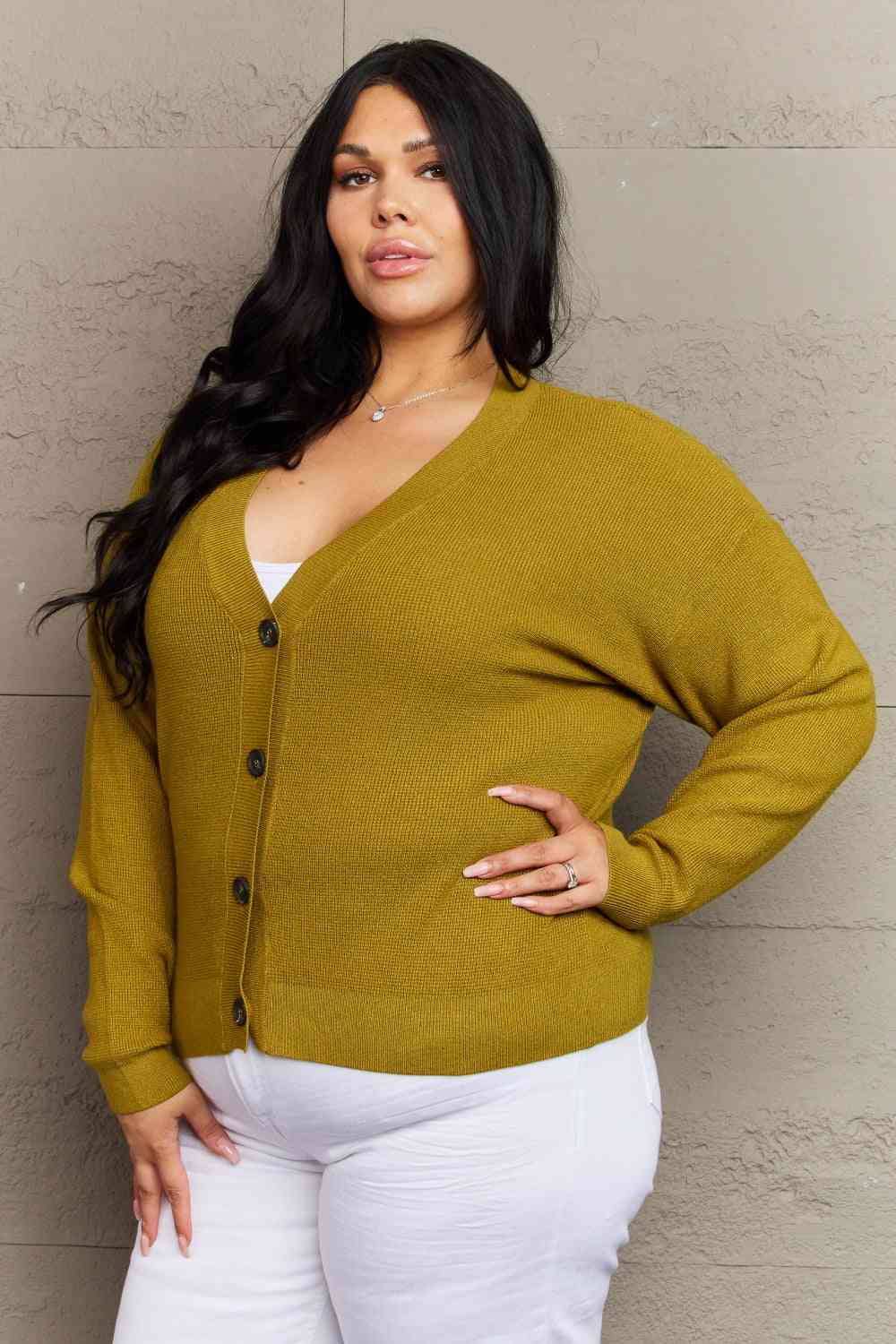 Zenana Kiss Me Tonight Cardigan boutonné pleine taille en Chartreuse