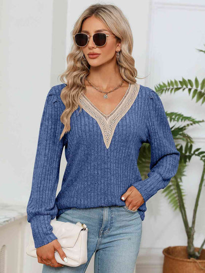 Blusa de canalé con cuello en V y detalle de encaje