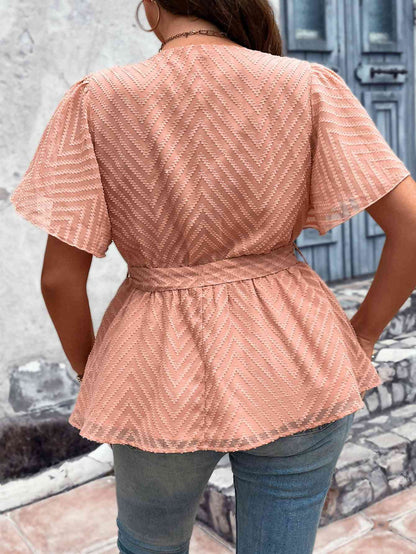 Blusa con cintura anudada y mangas acampanadas con cuello en V de talla grande