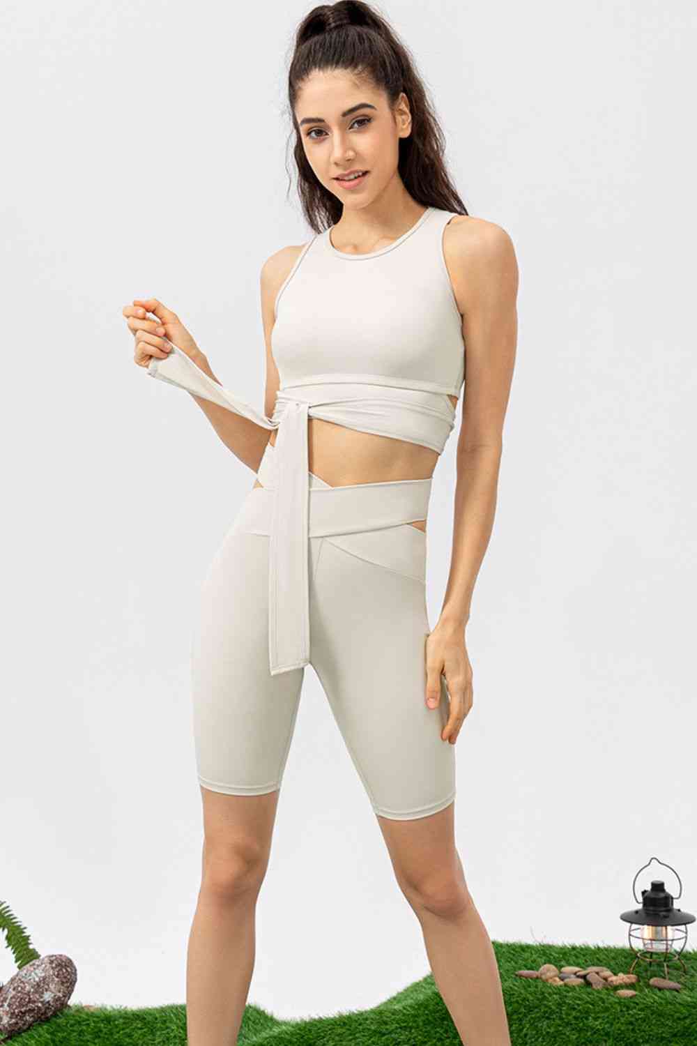 Short de sport coupe slim avec ceinture croisée