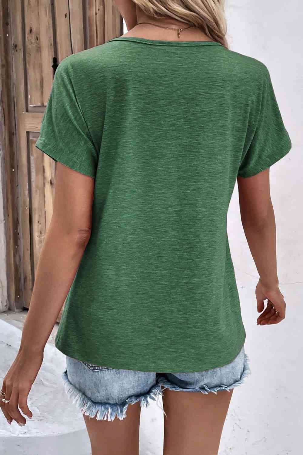 Camiseta de manga corta con cuello en V y botones decorativos