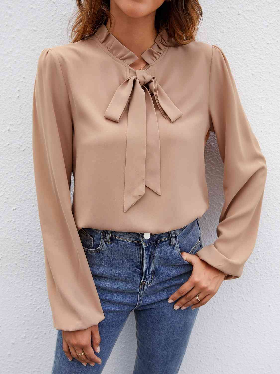 Blouse à manches bouffantes et col noué