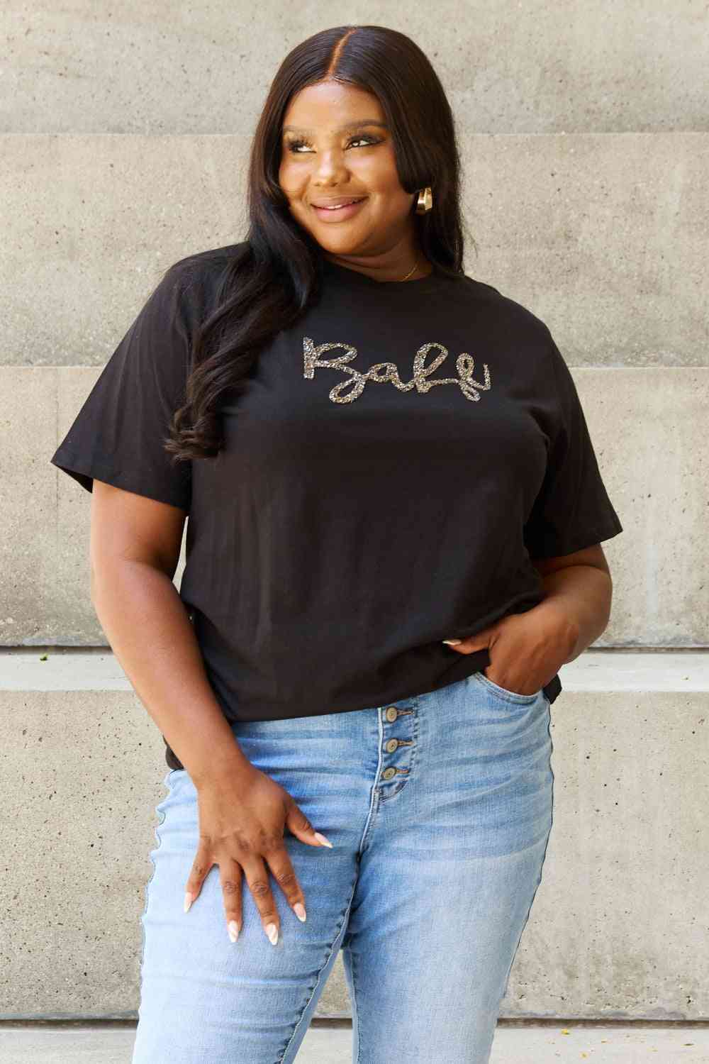 Camiseta negra con estampado de letras brillantes y tamaño completo "Babe" de Davi &amp; Dani