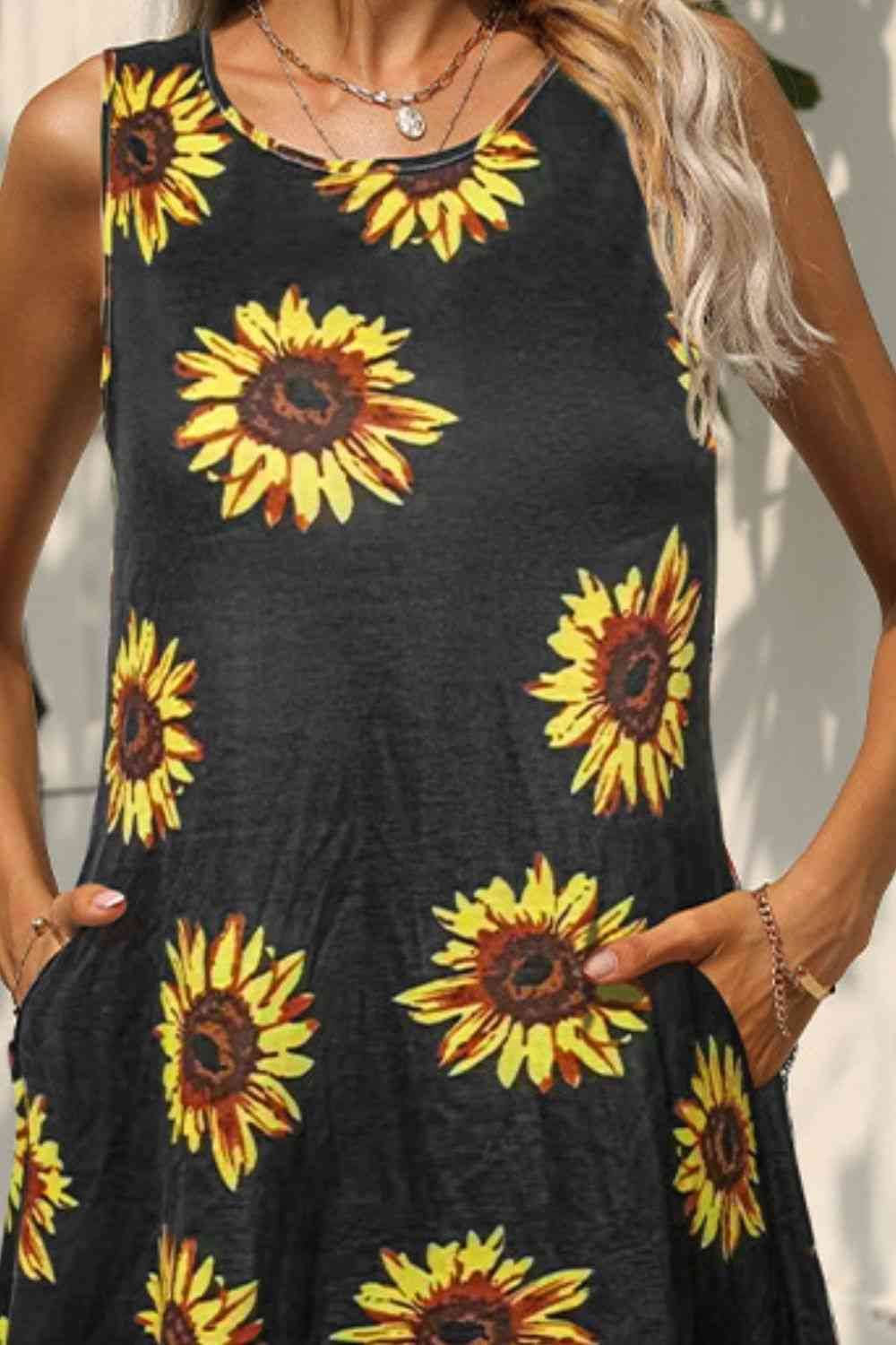 Vestido estampado sin mangas con cuello redondo y bolsillos