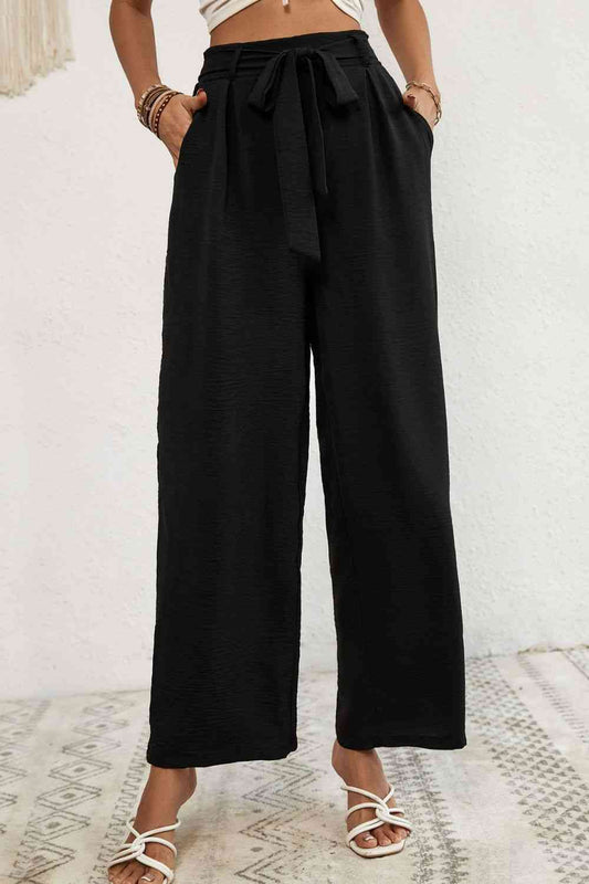 Pantalon large à taille plissée et ceinture