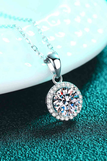 Adored Chance to Charm Collier avec pendentif rond en moissanite 1 carat