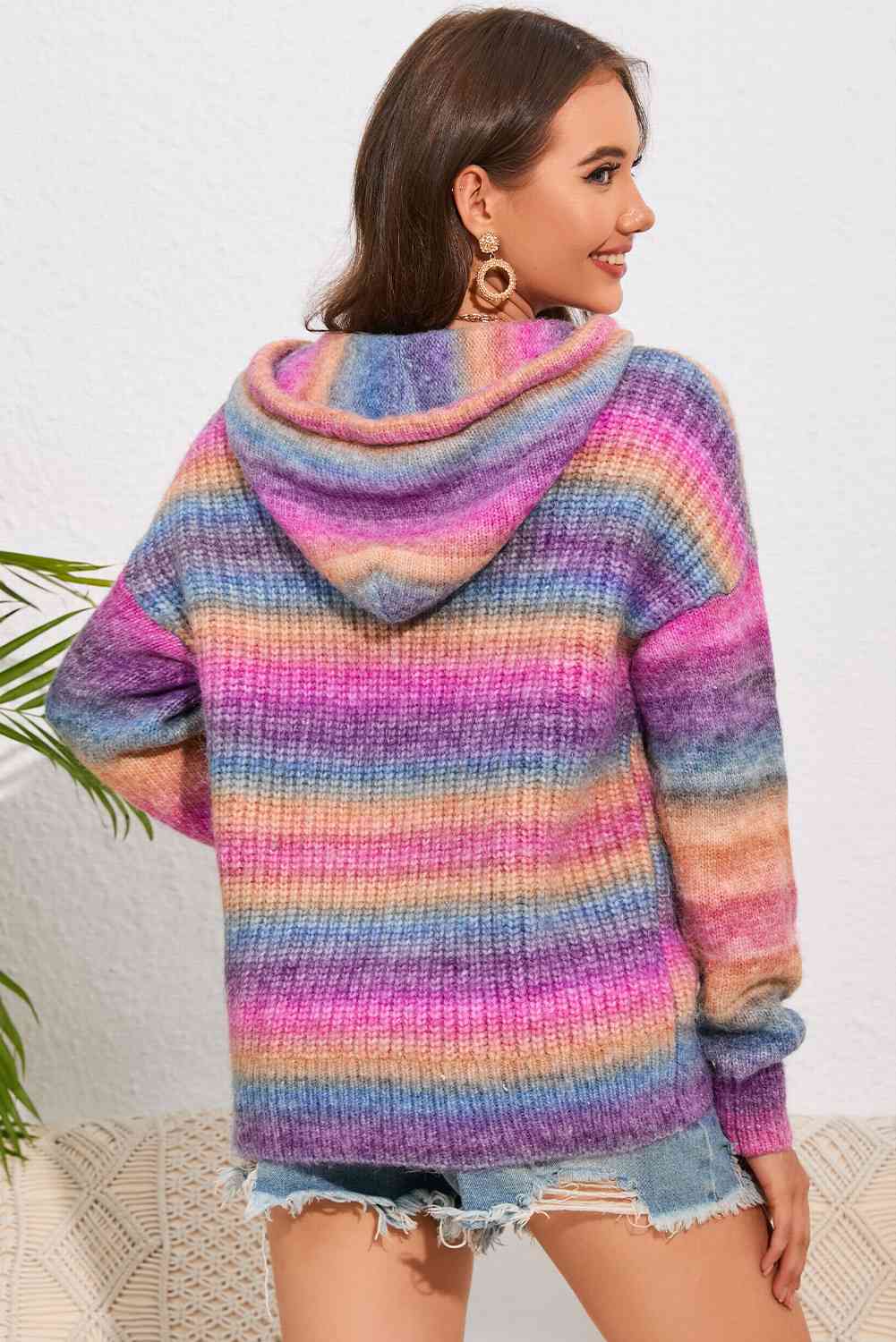 Pull à capuche multicolore à épaules tombantes