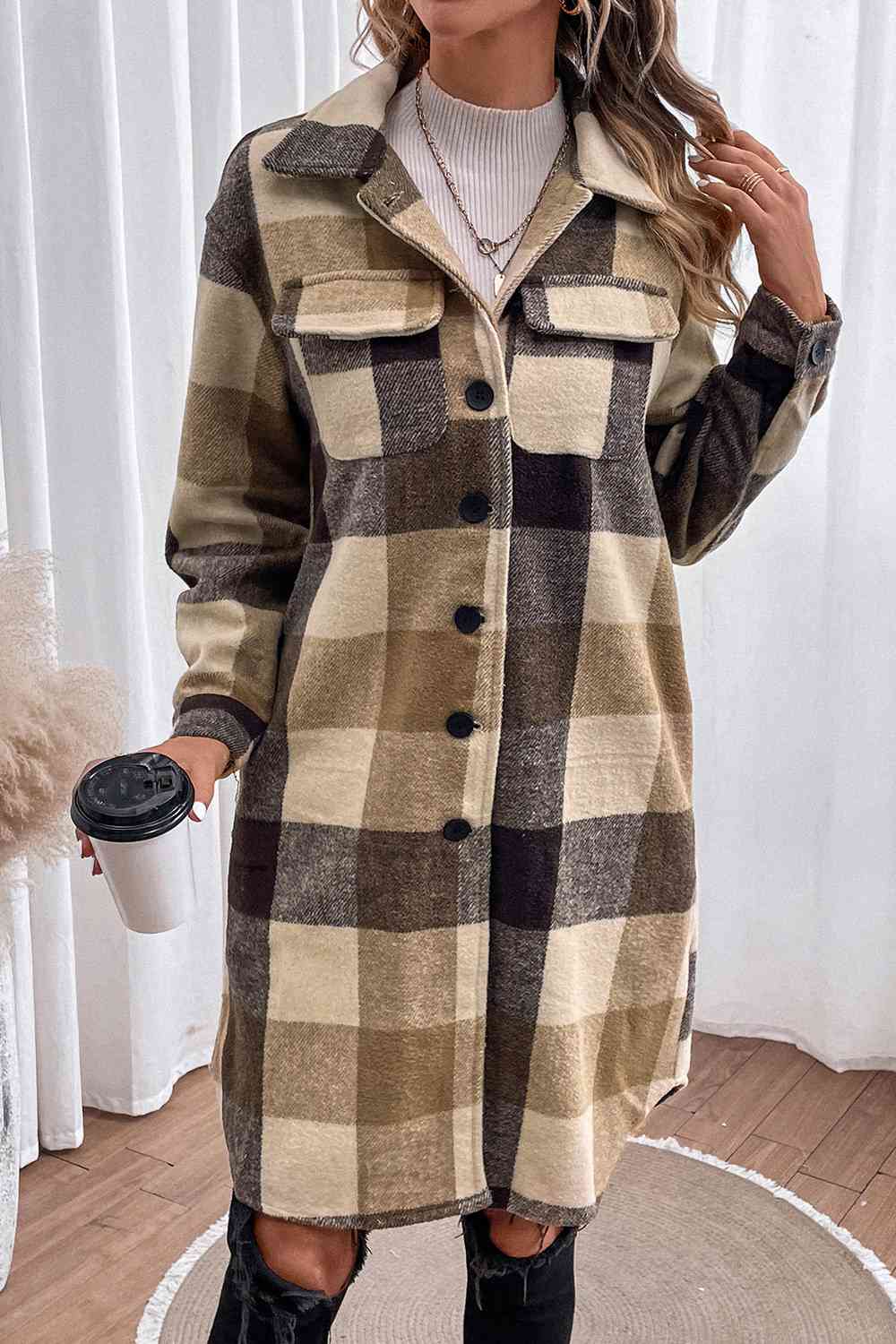 Manteau long boutonné à carreaux