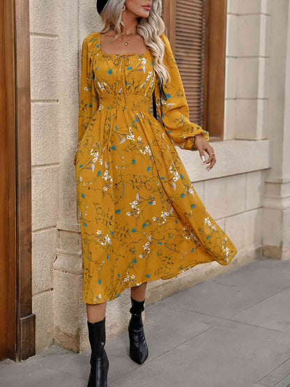 Robe taille smockée à col carré