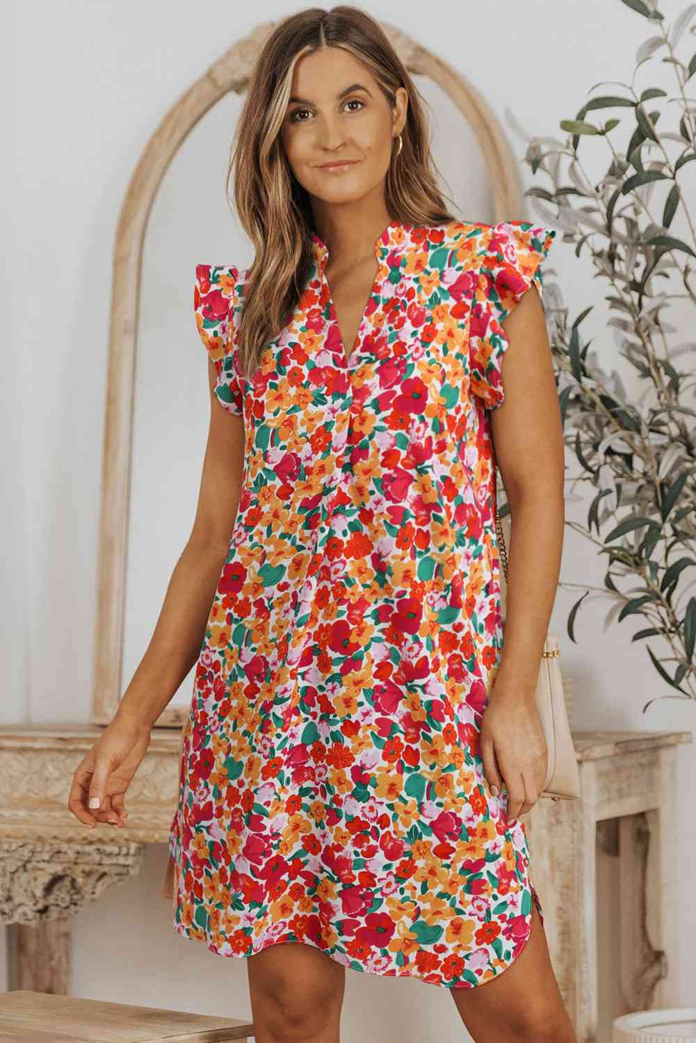 Vestido floral con volantes y cuello con muescas