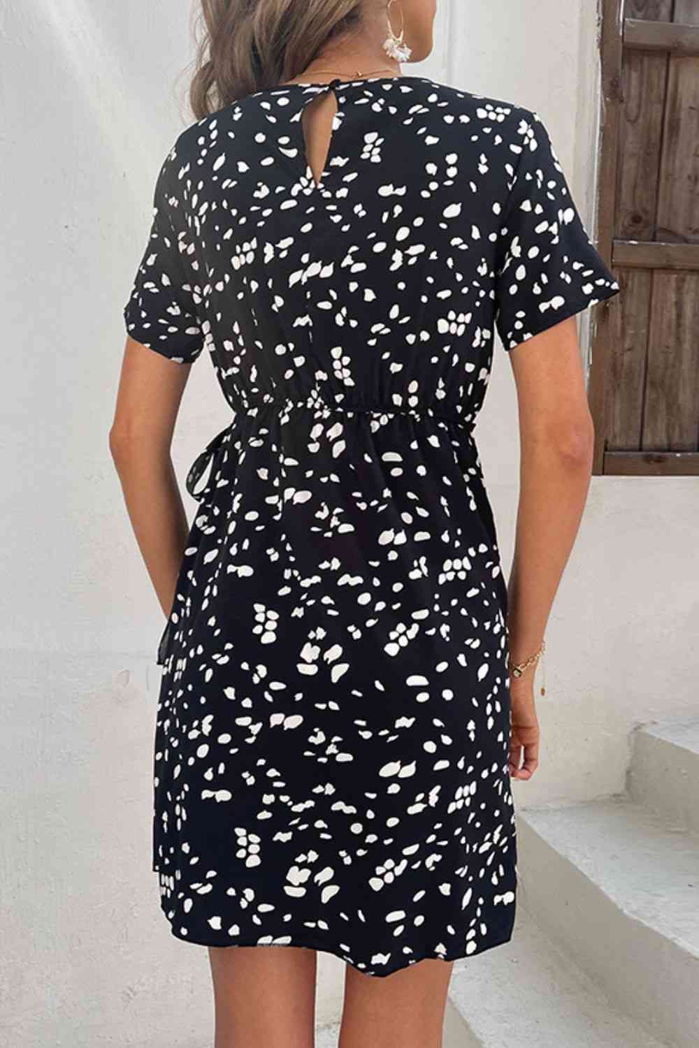 Vestido con cuello redondo y abertura en forma de cerradura con cinturón y estampado animal