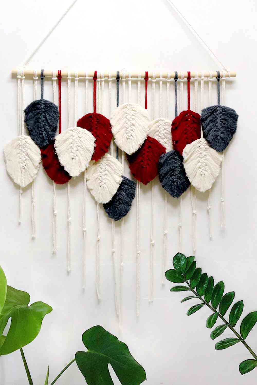 Colgante de pared de macramé de plumas tejido a mano