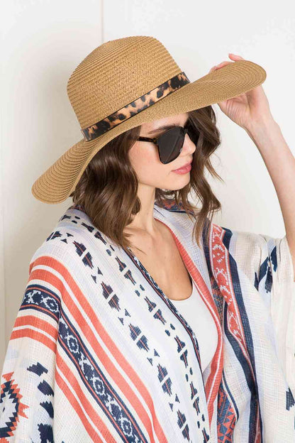 Sombrero para el sol con cinturón estampado en beige de Justin Taylor