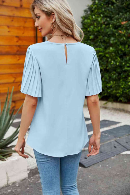 Blusa plisada con cuello redondo y mangas acampanadas