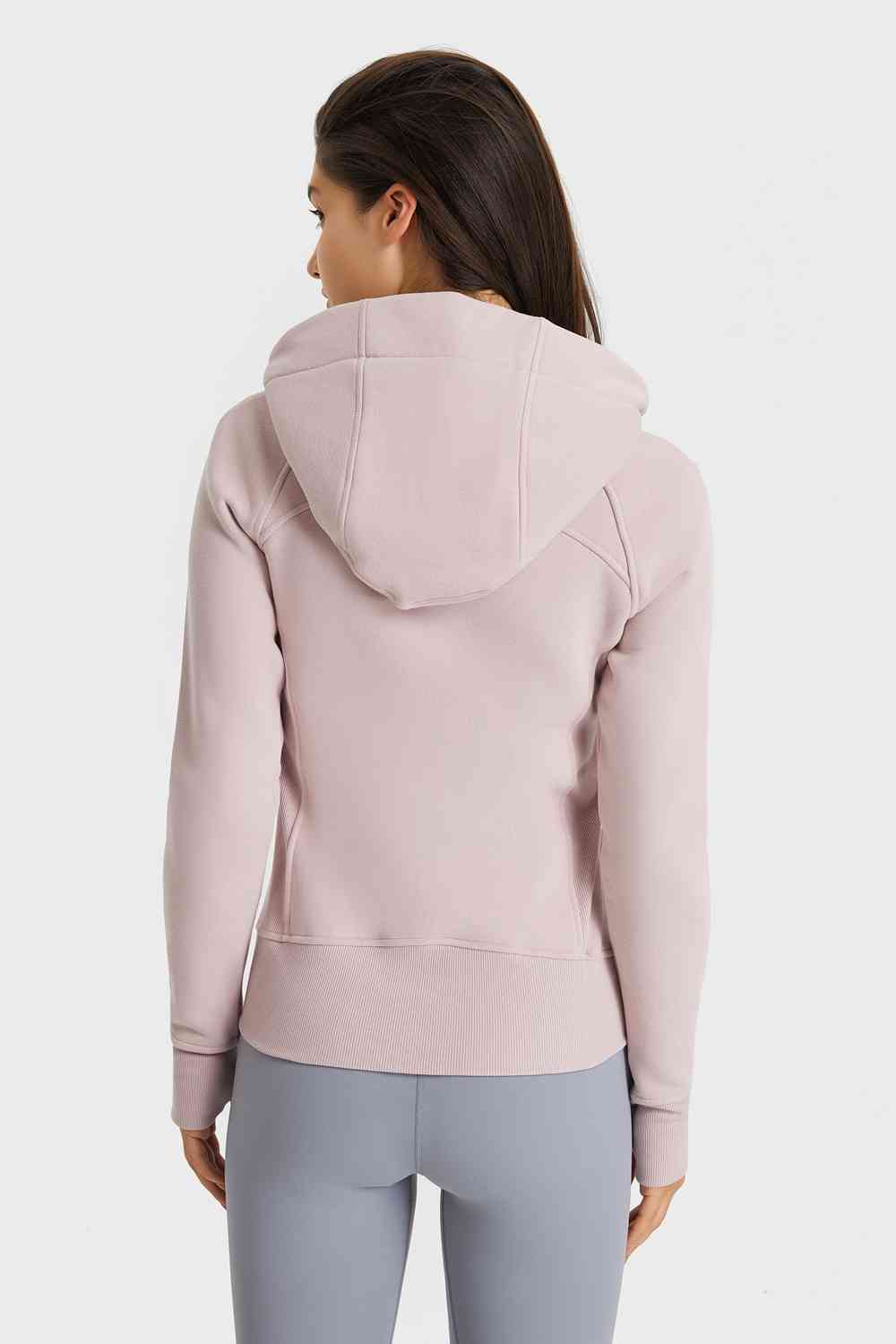 Chaqueta deportiva con capucha y detalle de costura con cremallera