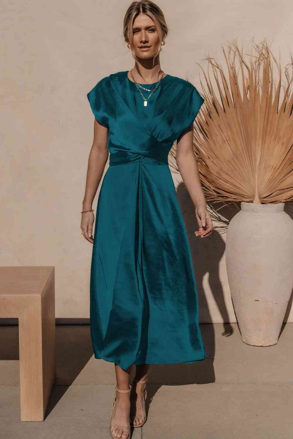 Robe mi-longue en satin à manches courtes et nouée au dos