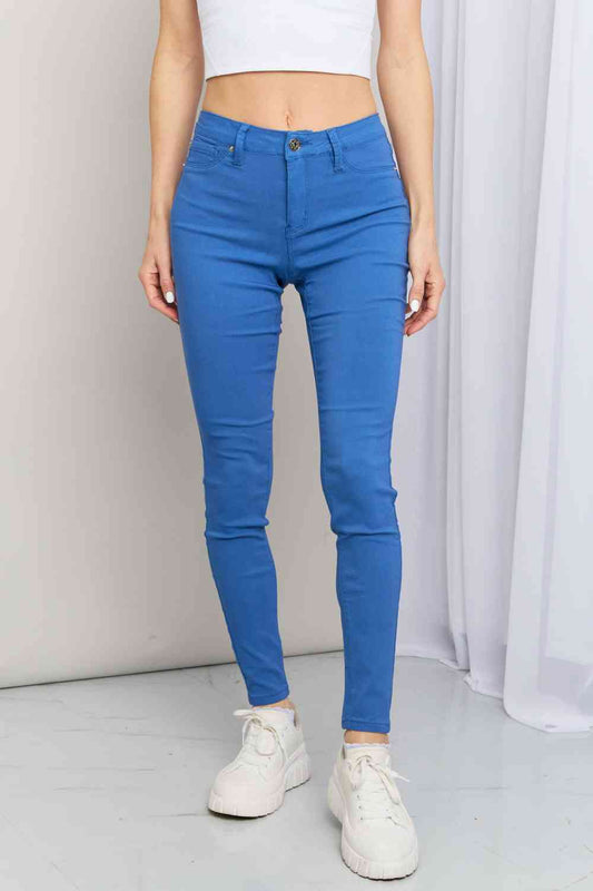 YMI Jeanswear Kate Hyper-Stretch Jeans ajustados de talle medio y tamaño completo en azul eléctrico