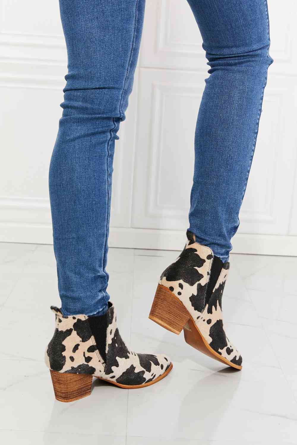 MMShoes Back At It - Bottines à bout pointu en imprimé vache beige