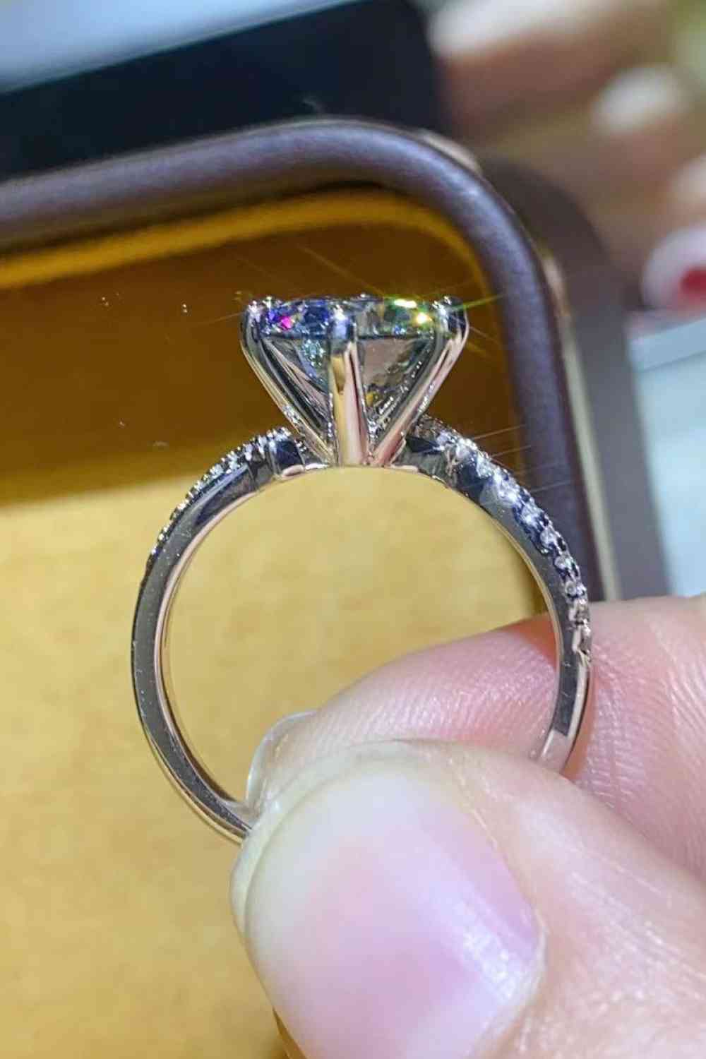 Anillo de moissanita de 2 quilates en gris ahumado