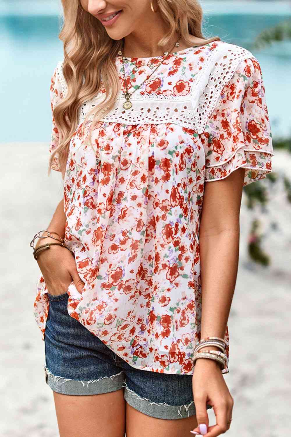 Blusa floral de encaje empalmado con cuello redondo