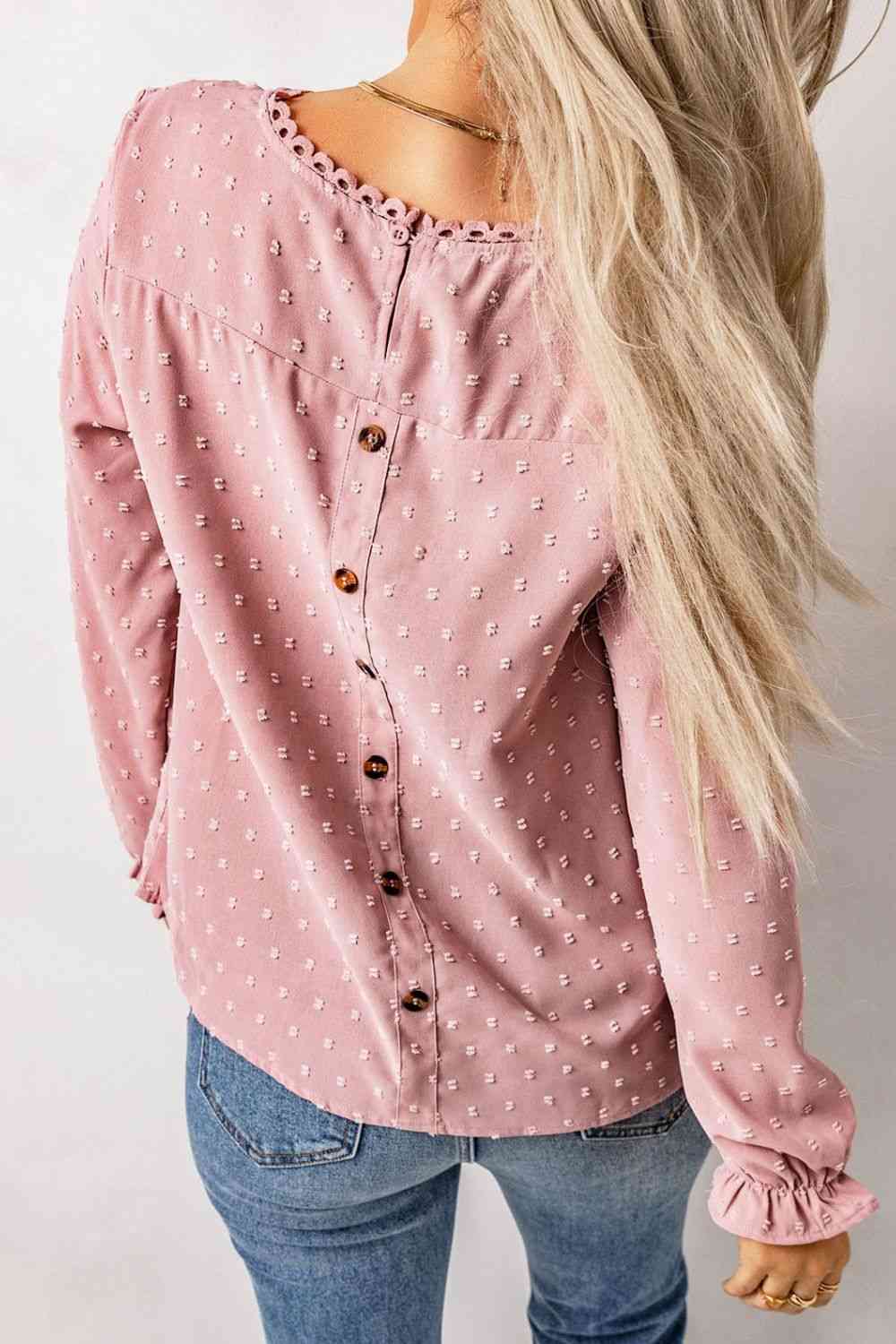 Blusa con detalle de botones y mangas con volantes de lunares suizos