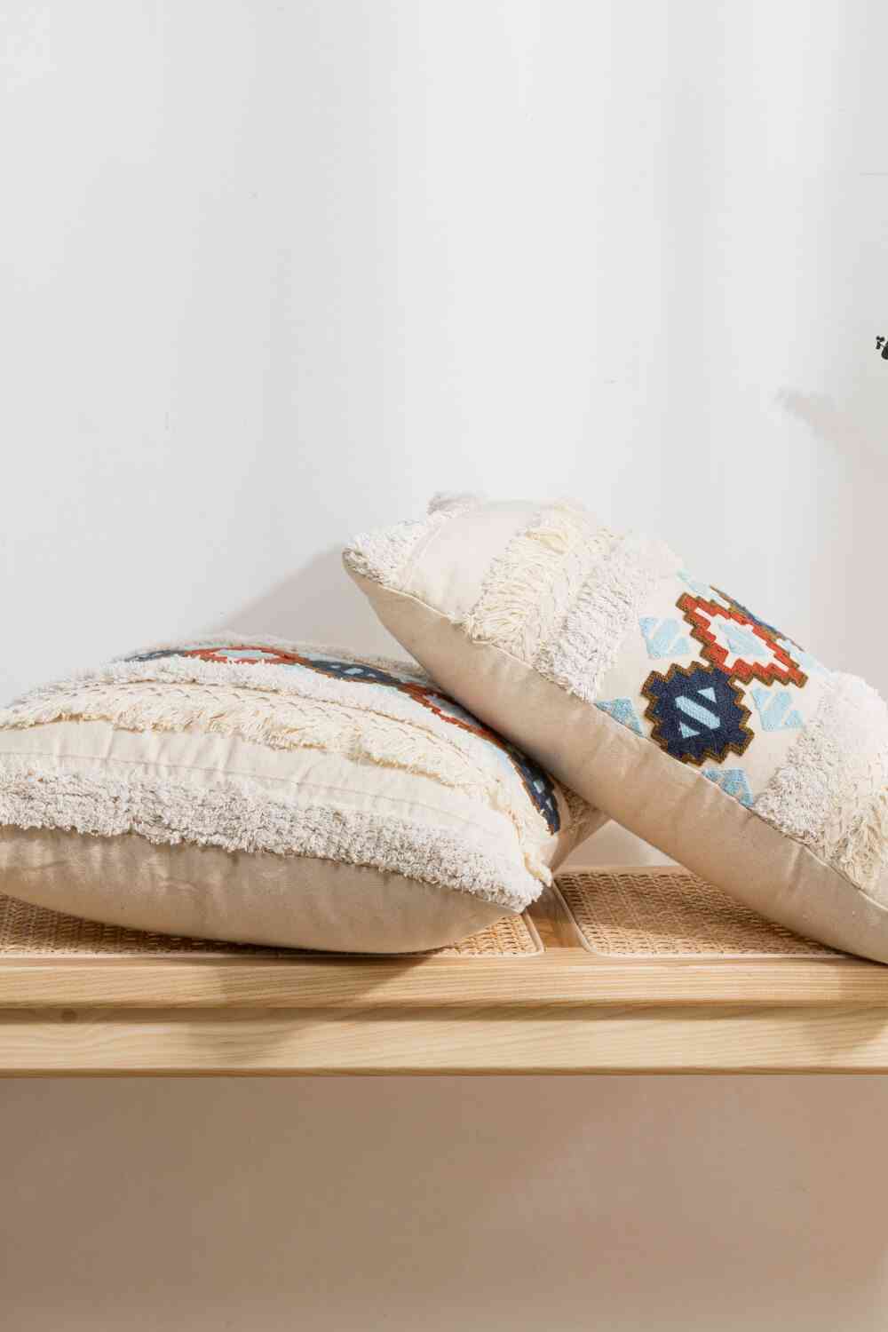 Funda de almohada decorativa con detalle de flecos bordados