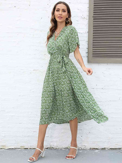 Robe à petites fleurs et col en V à manches courtes et à la taille nouée