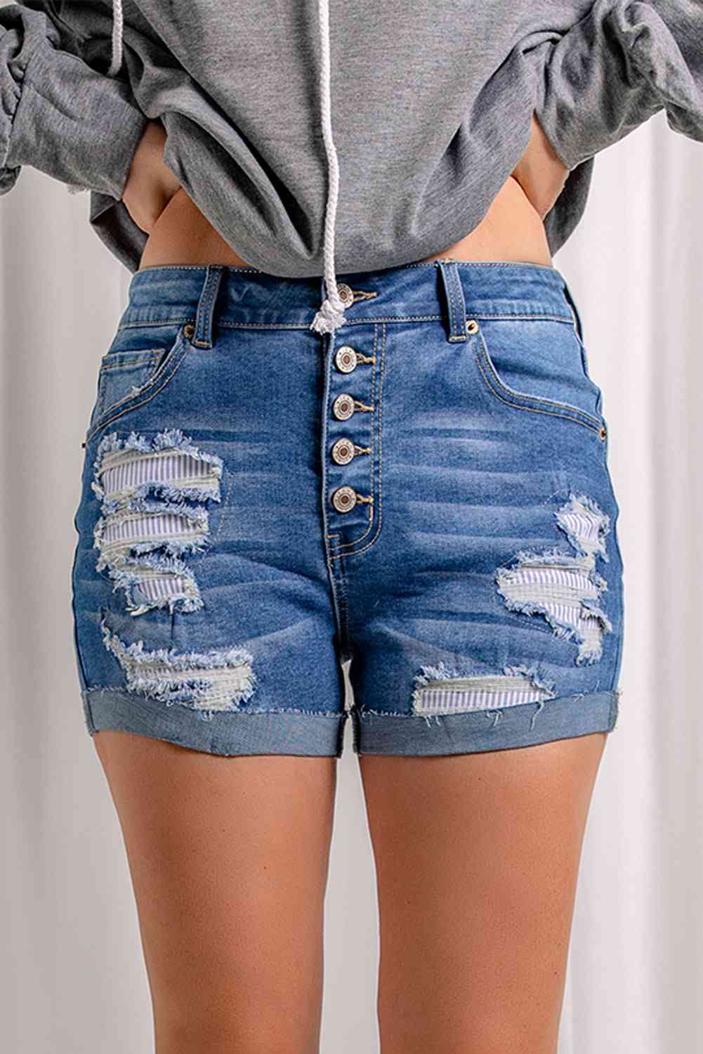 Short en jean effet vieilli avec braguette boutonnée et doublure rayée