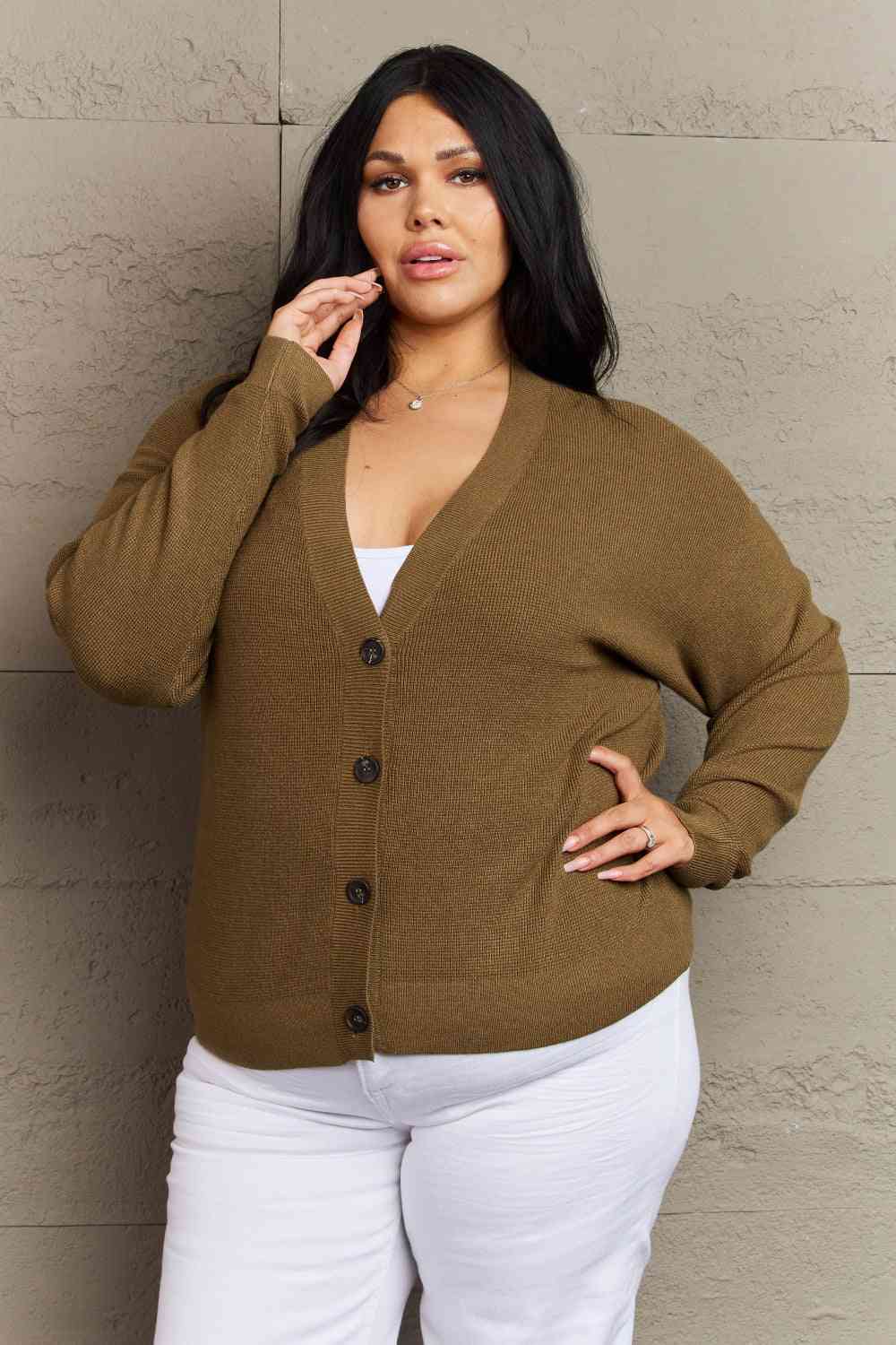 Zenana Kiss Me Tonight Cardigan boutonné pleine taille en olive