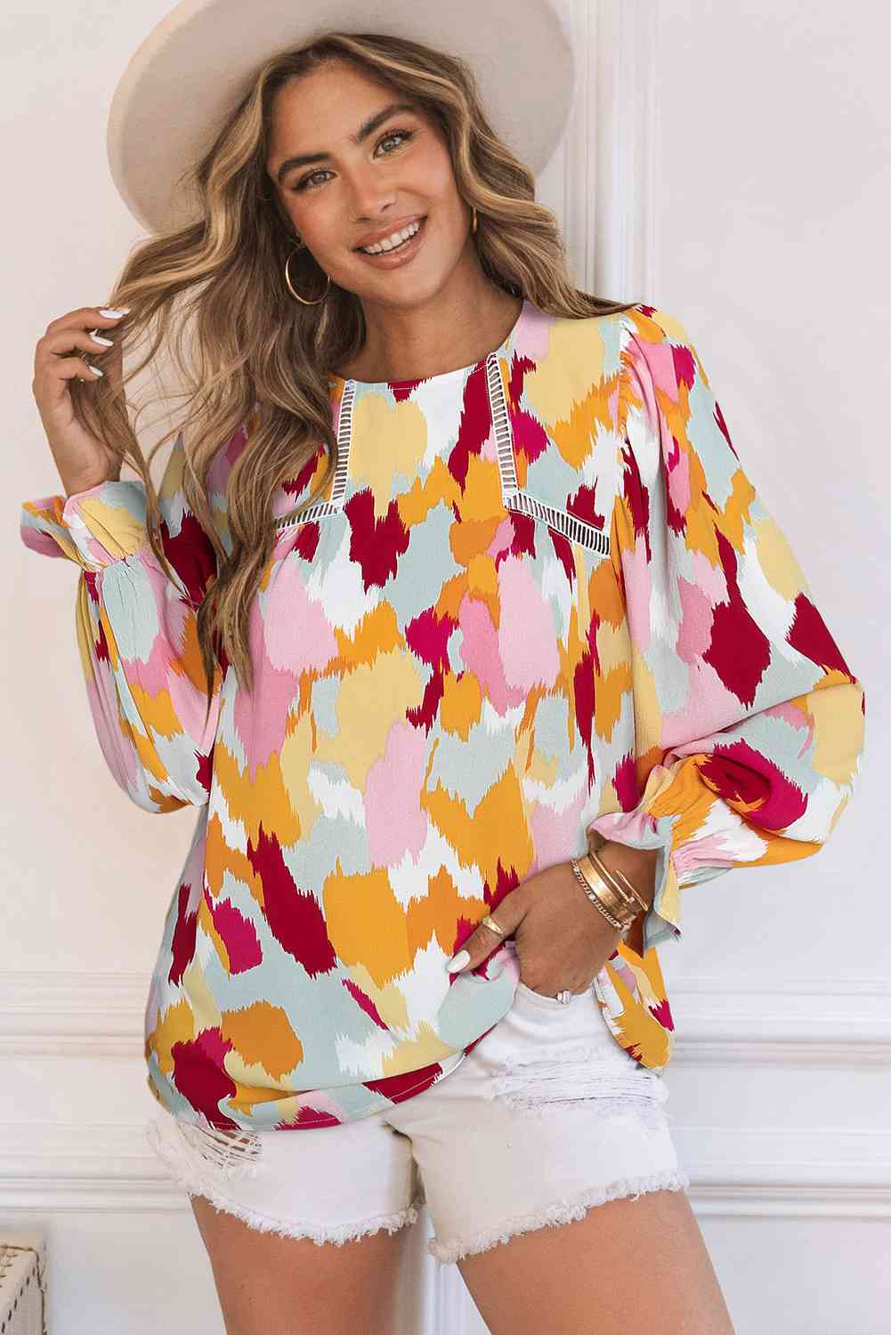 Blusa estampada con botones y mangas con volantes