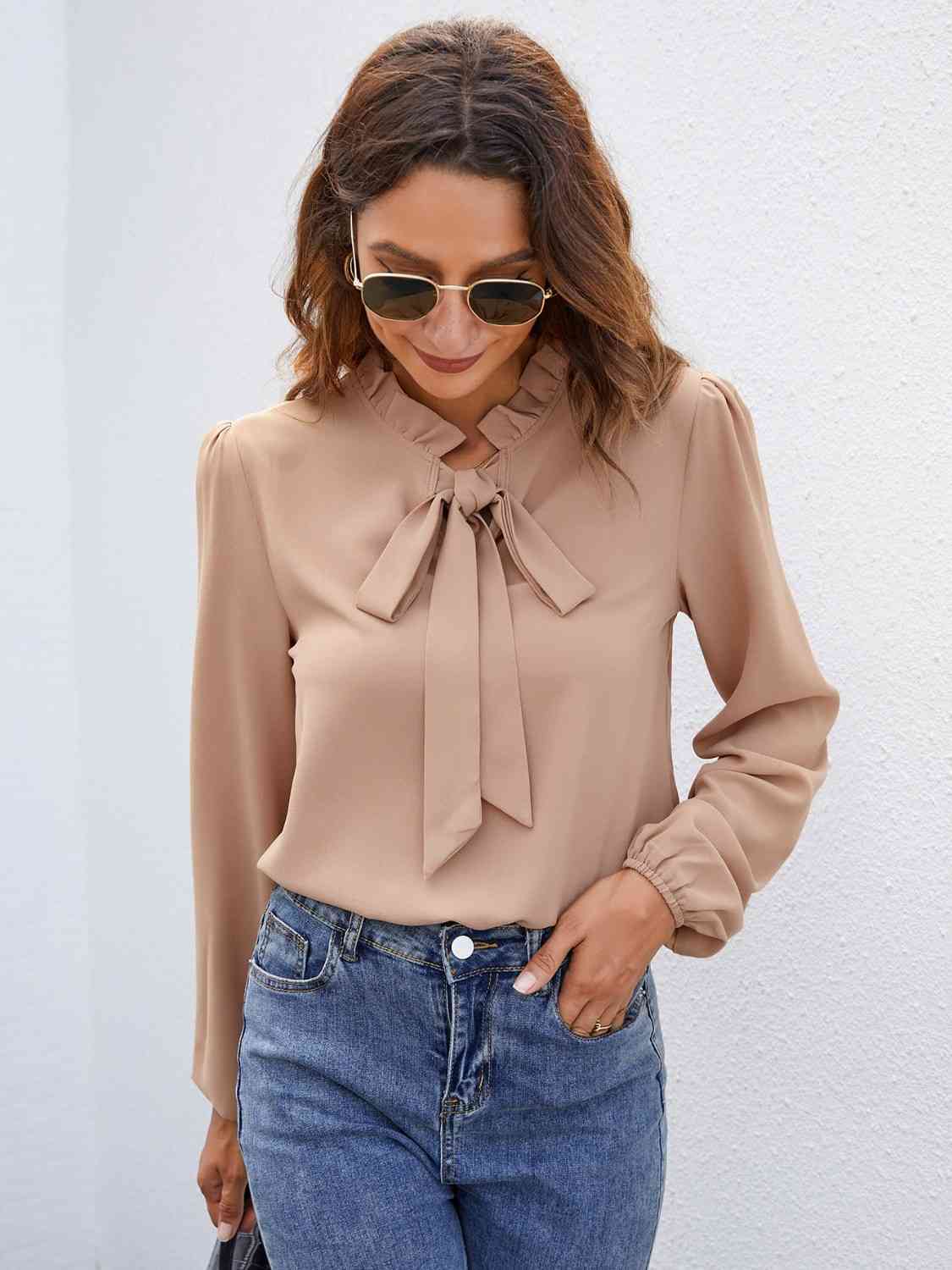 Blusa con mangas abullonadas y cuello anudado