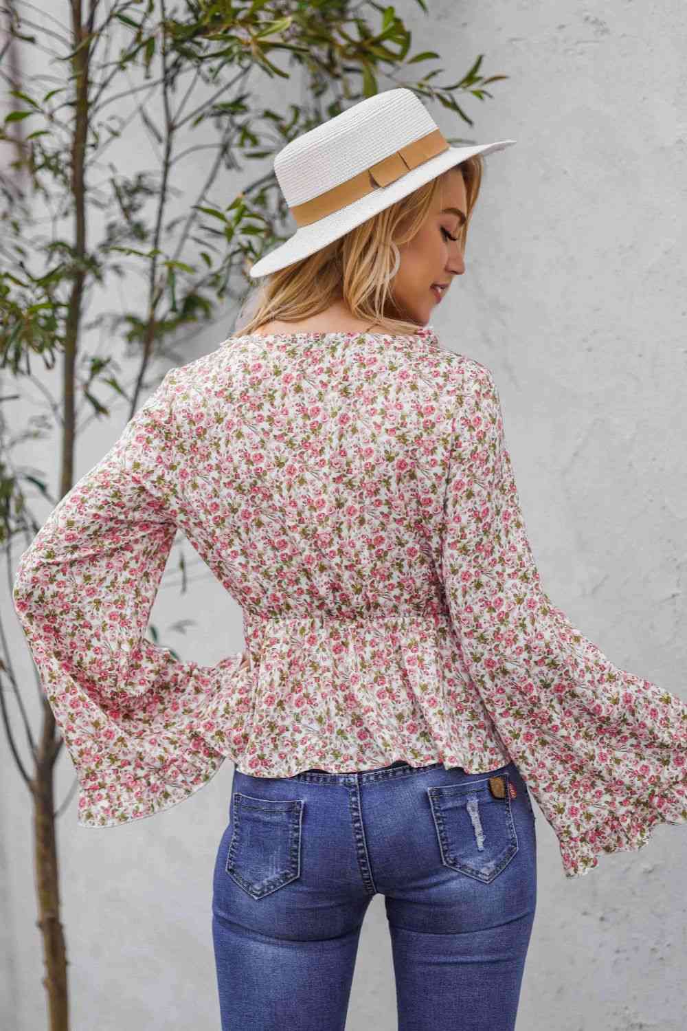 Blusa peplum con cuello en V y volantes florales