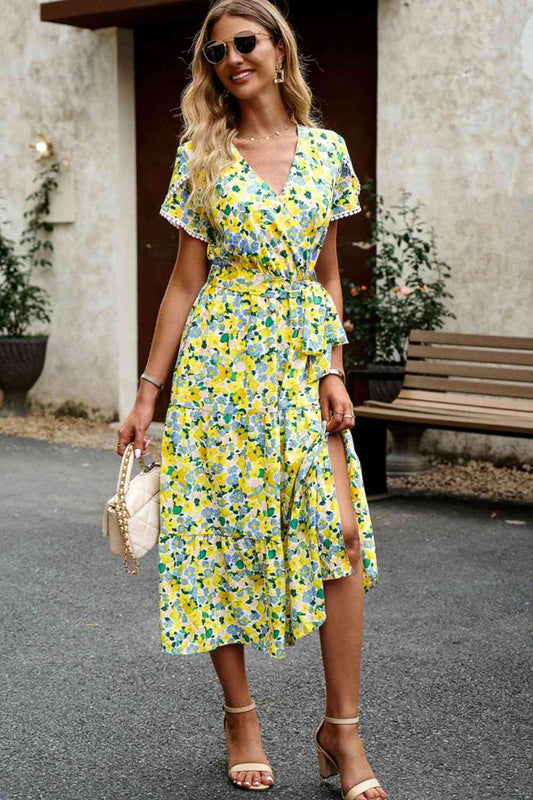 Robe fendue à la taille avec surplis floral et lien au cou