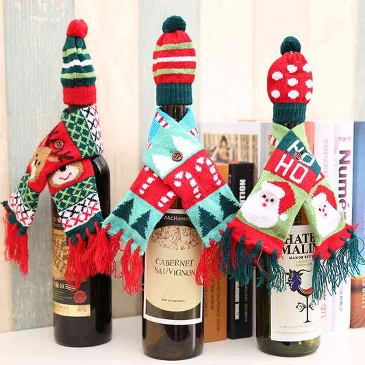 Décoration de bouteille de vin avec chapeau et écharpe de Noël