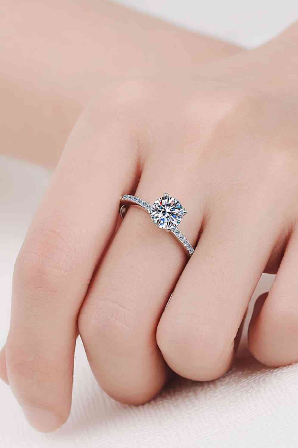 Bague en pierre latérale plaquée rhodium moissanite 1 carat